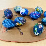 Un lapin, des œufs et beaucoup de chocolats